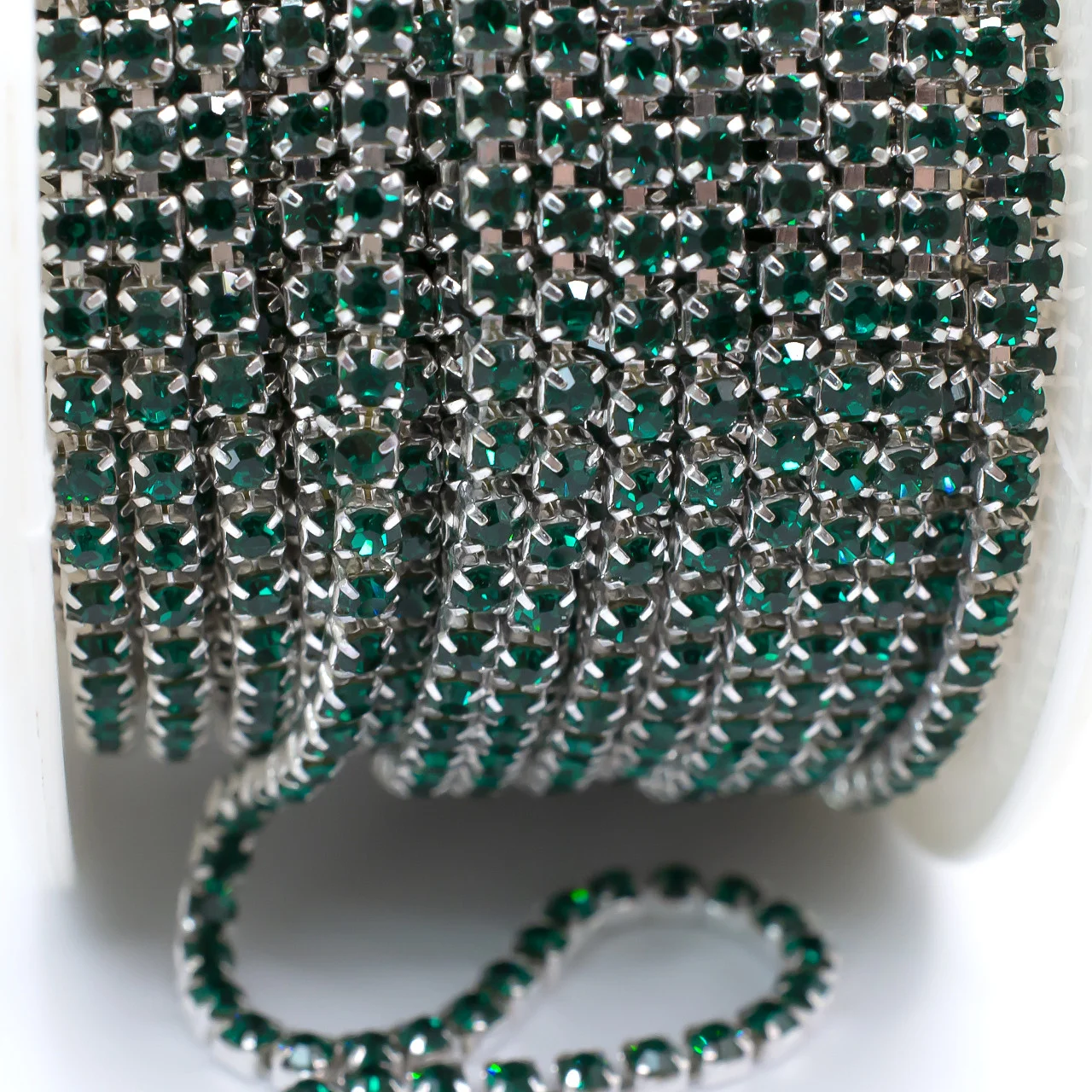 Стразовий ланцюг ss8 (2,5 мм) 1 м Emerald silver - Зображення 2