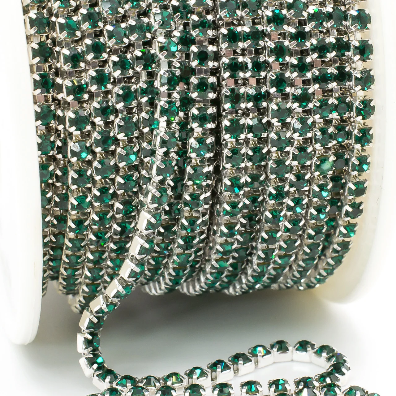 Стразовий ланцюг ss8 (2,5 мм) 1 м Emerald silver