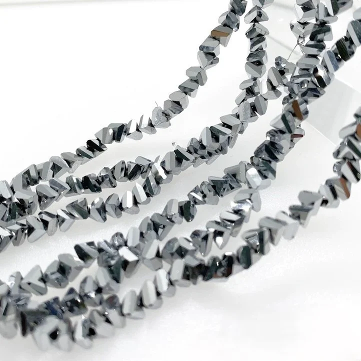 Бусины Swarovski огранка треугольник 4 мм Ø 1 мм 35 см (+-130 шт.) Серебристый металлик
