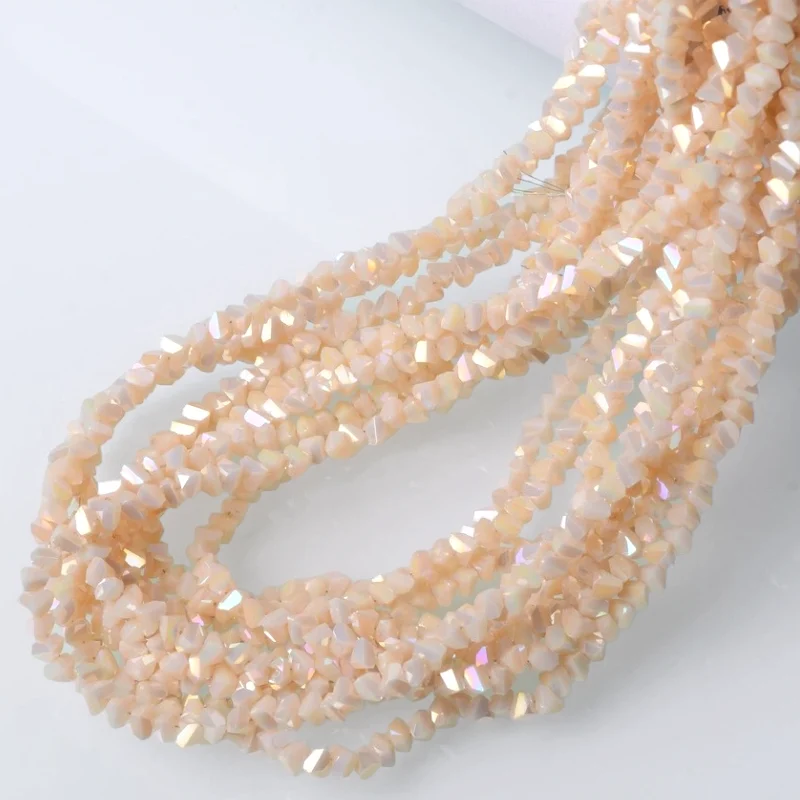 Бусины Swarovski огранка треугольник 3 мм Ø 0,8 мм 27 см (+-130 шт.) Пудровый АВ непрозрачный