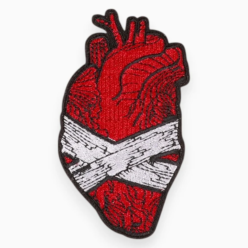 Термоаппликация Bandaged heart вышитая 10,6х6,2 см 1 шт. Черно-красный