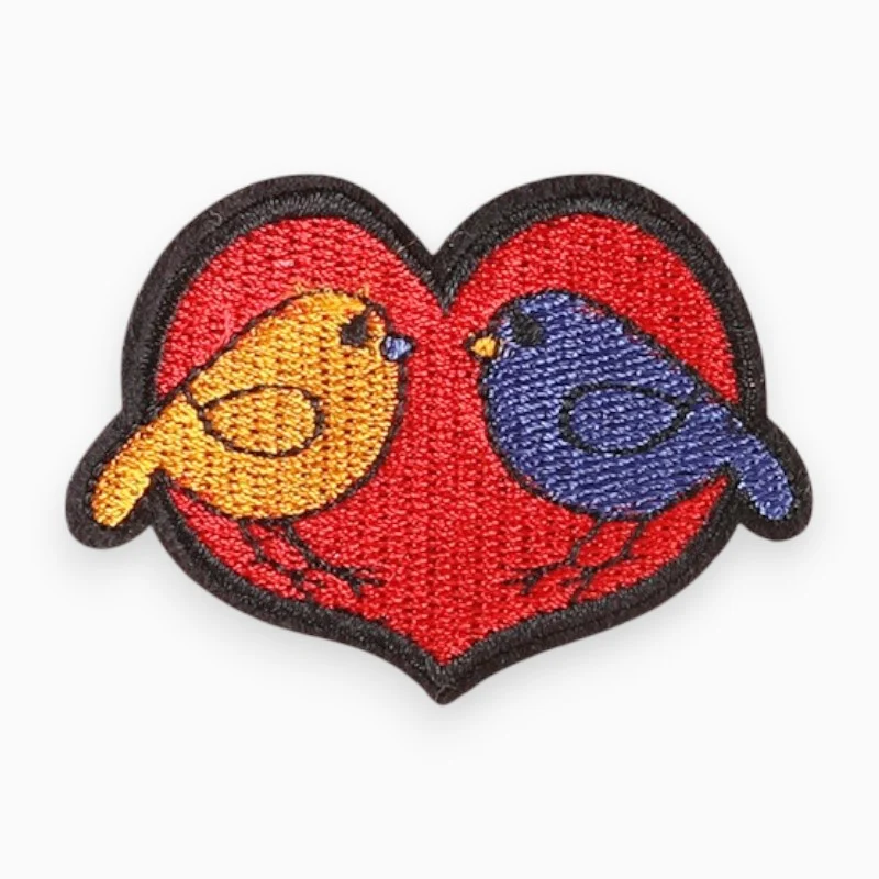 Термоаппликация Birds heart вышитая 4,5х6,3 см 1 шт. Красный