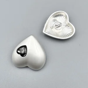 Пуговица Heart Diamond LuxFabric на ножке металл 16х16 мм 1 шт. Серебристый/Черный