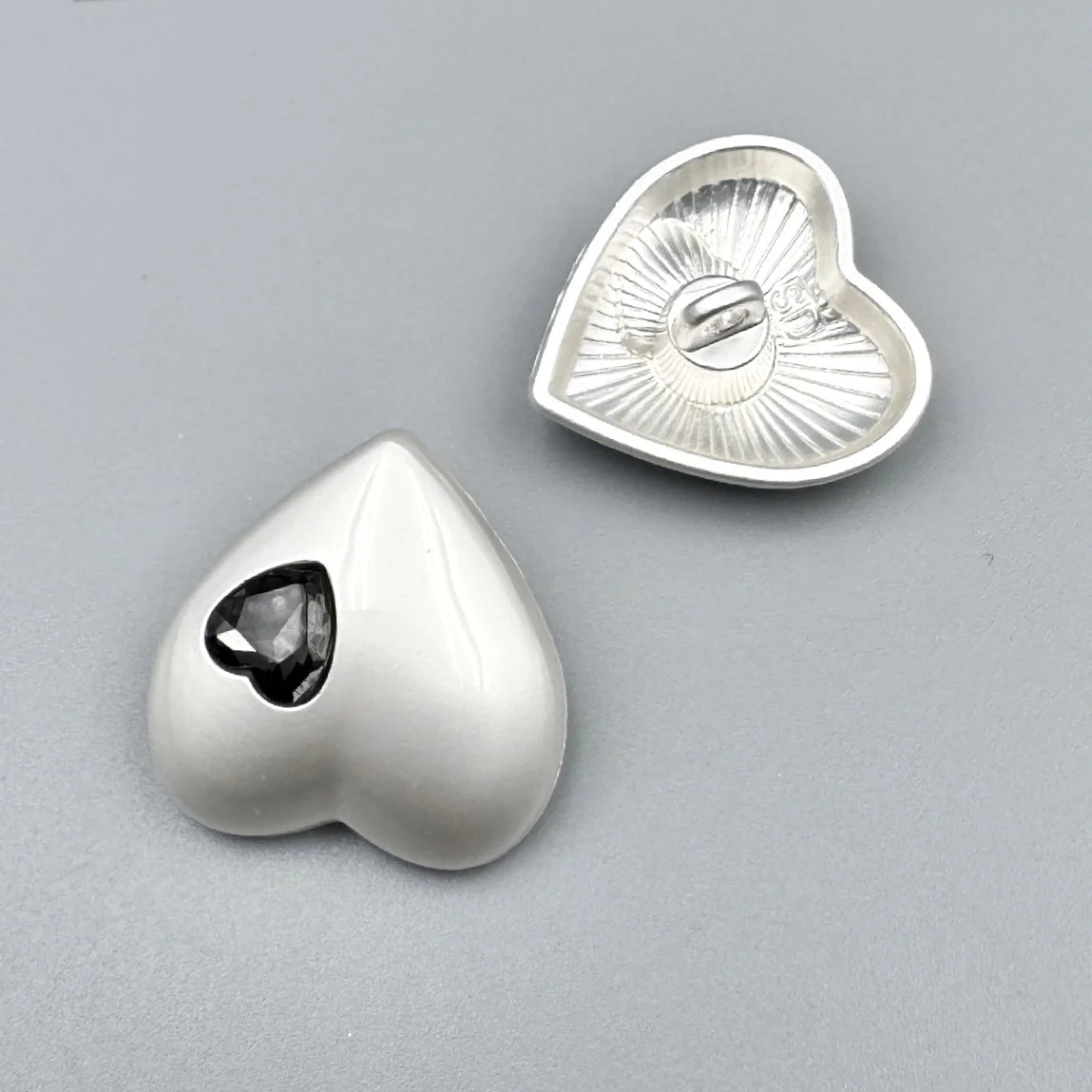 Гудзик Heart Diamond LuxFabric на ніжці метал 16х16 мм 1 шт. Сріблястий/Чорний