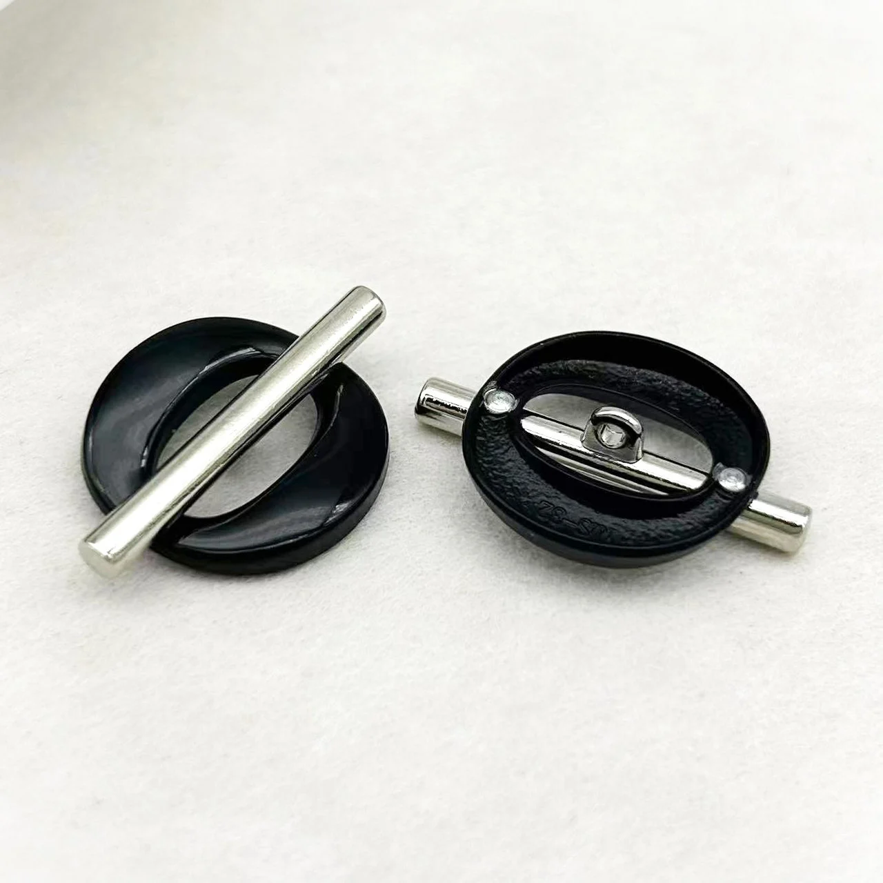 Гудзик Oval stripe LuxFabric на ніжці метал 32х22, 5 мм 1 шт. Сріблястий/Чорний