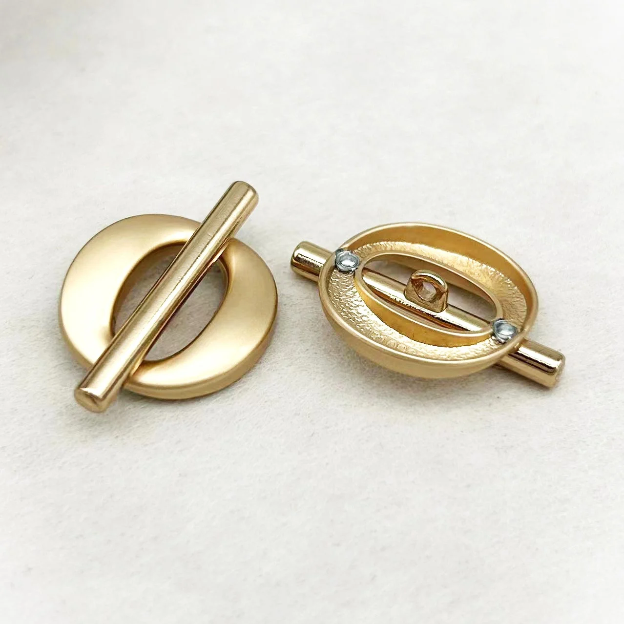 Пуговица Oval stripe LuxFabric на ножке металл 25х18 мм 1 шт. Золотистый